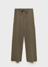 Pantalón de jogging color verde oliva, de corte ancho y tiro medio, con cintura elástica ajustable con cordón. Presenta costuras verticales decorativas en el frente y bolsillos laterales.