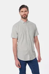 Camisa celeste de lino y algodón, de manga corta, con cuello abotonado y bolsillo en el pecho.