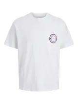 Remera blanca de manga corta y cuello redondo con fit regular. Presenta una estampa circular pequeña en el pecho con texto en azul marino y rosa.