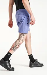 Short de baño celeste con cintura elástica, cordón de ajuste y cuatro bolsillos.