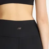 Calza negra de canalé de cintura alta, confeccionada con tejido elástico y con un pequeño logo de NB bordado en la espalda.