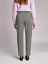 Pantalón de viscosa con estampado geométrico, tiro medio, cintura elástica ajustable con cordones, dos bolsillos delanteros y falsos bolsillos de vivo en espalda.