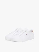 Zapatillas Tommy Hilfiger blancas de lona, con suela de goma vulcanizada, talón metalizado color dorado y logo de la marca bordado en el lateral.