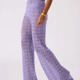 Pantalón de tejido de punto calado color lila, de corte palazzo y cintura alta.