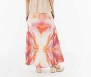 Falda larga de seda estampada con diseño abstracto en tonos naranja, rosa y blanco.