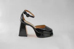 Zapatos de tacón con plataforma, color rojo, con correa al tobillo y hebilla redonda.