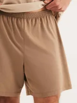 Conjunto de pijama para hombre, compuesto por una remera verde de manga corta con una línea horizontal negra en el pecho y un short negro.