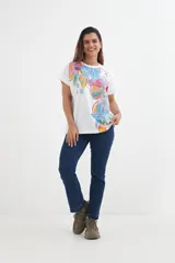 Remera blanca de algodón con estampado de flores y frutas en colores vibrantes.