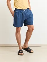 Short de baño verde con cintura elástica ajustable con cordón.