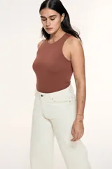 Body colaless marrón de punto elástico suave con escote redondo y botones a presión ocultos en la entrepierna.