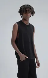 Sudadera sin mangas color negro, con cuello redondo y tejido de punto calado.