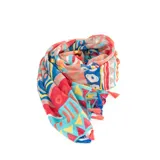 Pashmina rectangular con estampado geométrico multicolor y terminaciones con flecos azules.