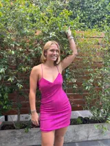 Vestido corto rojo brillante con escote halter y espalda descubierta.