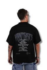 Remeron de tela rústica color negro, con estampado en serigrafía de alta calidad y terminaciones pisadas.