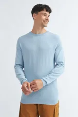Sweater de hombre con escote redondo, de corte ajustado con puños y base elástica.