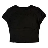 Remera corta negra ajustada al cuerpo con estampado de corazón blanco con alas.