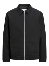 Campera tipo sobrecamisa negra con cierre de cremallera, cuello clásico, mangas largas con puños abotonados y bolsillos frontales. Confeccionada en tejido plano de poliéster reciclado.