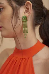 Aros largos colgantes color verde, con forma de lágrima y apliques de strass.