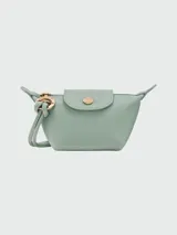 Monedero Longchamp Le Pliage Xtra color verde agua, con cierre de broche a presión y correa de mano.