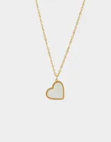 Cadena dorada con dije de corazón con interior de nácar.