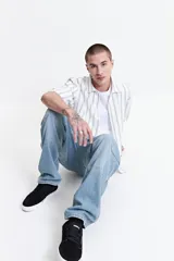 Pantalón jean cargo celeste de tiro medio, con bolsillos laterales y traseros.