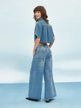 Pantalón de jean celeste de corte ancho.