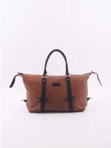 Bolso de viaje marrón de cuero natural con detalles en negro, asas cortas y correa larga desmontable. Tiene bolsillo interior con cierre, porta celular y forro.
