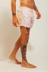 Short de baño celeste con estampado de personas nadando y faroles.