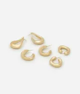 Set de tres pares de aros dorados con cierre de tornillo. Incluye un par de aros tipo argolla gruesa, un par de aros tipo argolla fina y un par de aros con forma abstracta.