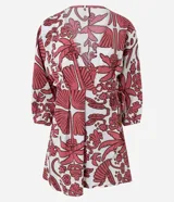 Vestido corto de playa confeccionado en tejido de viscolino estampado con flores. Presenta mangas largas, escote en V cruzado, lazo lateral y elástico en los puños.
