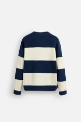 Sudadera de hombre de tejido rizo, corte holgado, con cuello redondo, manga larga y diseño a rayas horizontales en azul marino y blanco.