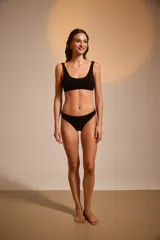 Bombacha vedetina color rosa con brillos.