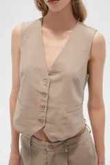 Chaleco negro sin mangas con cuello en V y cierre frontal con botones.