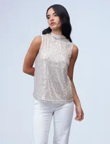 Blusa sin mangas de microtul bordado con lentejuelas color beige, con cuello alto y forro interno a tono.