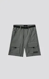 Bermuda gris de corte oversize con bolsillos cargo, cinturón con hebilla y detalles reflectivos.
