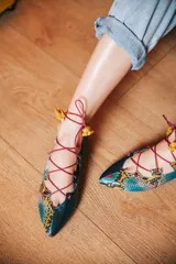 Bailarinas combinadas en python y napa, con cordones y detalle de flores.