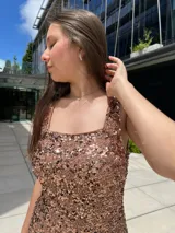 Vestido corto color marrón con lentejuelas, de corte ajustado y breteles finos.