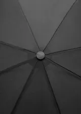 Paraguas plegable negro con funda y correa de mano.