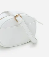 Bolso camera bag pequeño de poliuretano color negro, con forma redondeada, correa ajustable, bolsillo delantero y cierre superior.