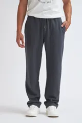 Pantalón deportivo recto gris oscuro.
