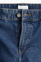 Jeans de pierna ancha en denim de algodón con leve stretch, tiro alto, corte holgado de muslo a bajo, largo cropped y bolsillos de parche atrás.
