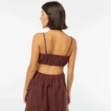 Vestido midi marrón con breteles finos, escote recto, calado con motivos florales y aberturas laterales en la cintura.
