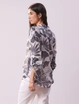 Blusa de gasa estampada con cuello a la base, escote en V y botones. Delantera con detalle plisado y largo de manga regulable con presilla y botón.