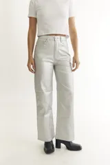 Pantalón plateado de cuerina, corte recto, con 5 bolsillos funcionales.