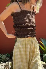 Pantalón largo de tela liviana con estampado vichy en tonos amarillo y blanco, corte amplio y cintura elastizada.