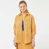 Camisa color beige con bordado inglés, de corte clásico, con cuello camisero y mangas 3/4.