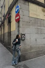 Buzo de tejido de punto con diseño degradado en tonos negro y gris, cuello redondo y manga larga.