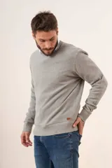 Sweater de punto color gris, con diseño clásico y escote redondo.