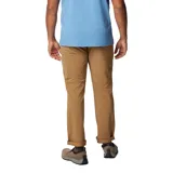 Pantalón color tostado con corte recto, rodillas articuladas, bolsillos laterales y traseros, y cintura ajustable con cordón.