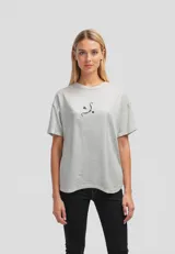 Remera gris de algodón con estampado de un arco y flecha en el pecho, de corte holgado y cuello redondo.